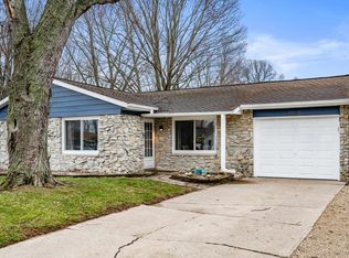 8215 W Fairview Dr, Yorktown, IN 47396