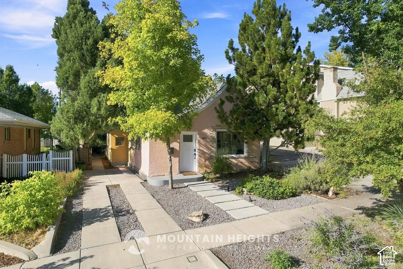 2 bed, 1.0 bath, 1490 sqft, $2,350 — Photo 3