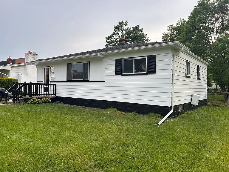 22761 Beechwood Ave — Photo 2