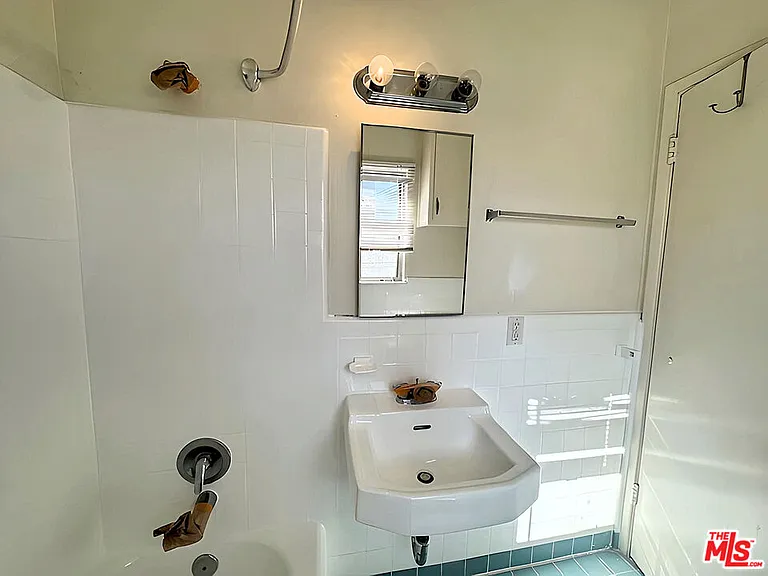 470 S Mariposa Ave #16 — Photo 11