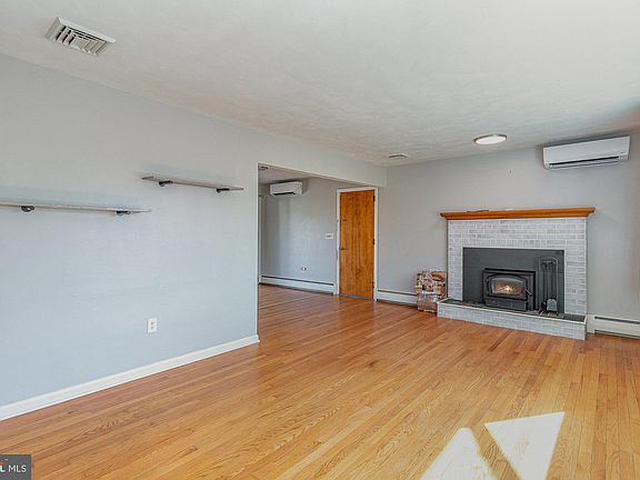 4th image of 403 Kent Dr