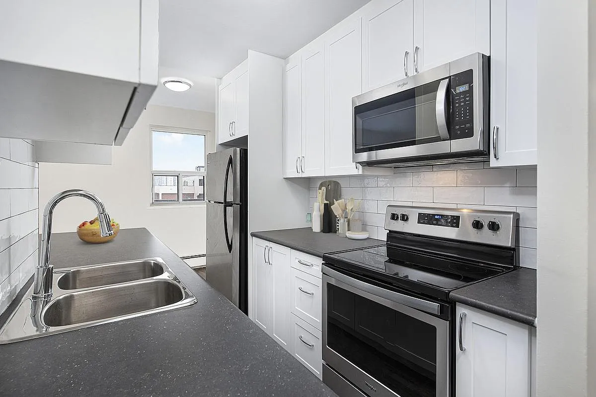 1050 Castlefield Avenue — Photo 3