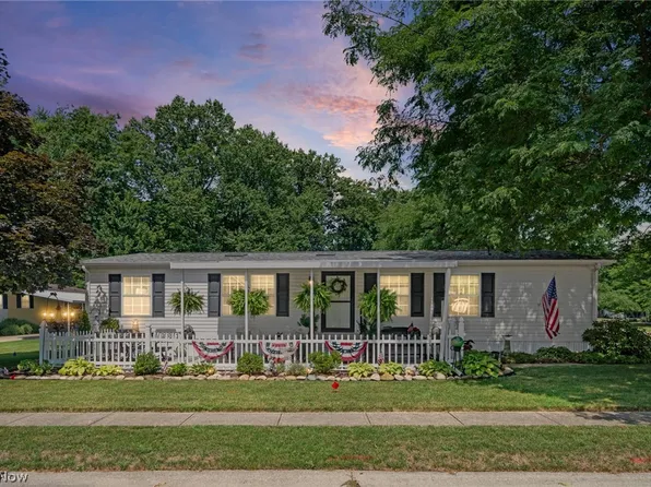61 Periwinkle Dr, Olmsted Falls, OH 44138