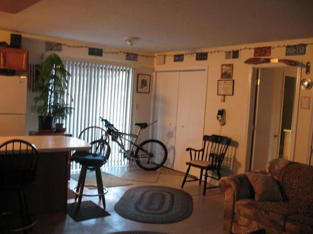 3175 Laurel Dr — Photo 3