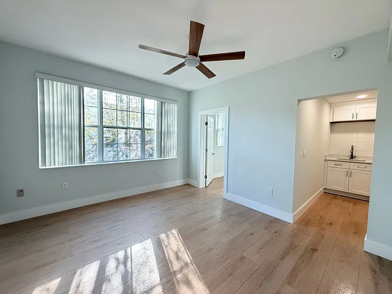 Valencia Apartments — Photo 7