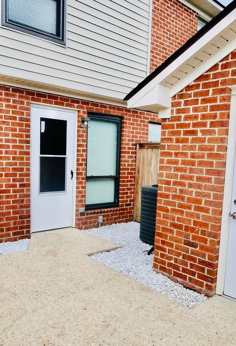 2 bed, 1.5 bath, 1056 sqft, $1,200 — Photo 2