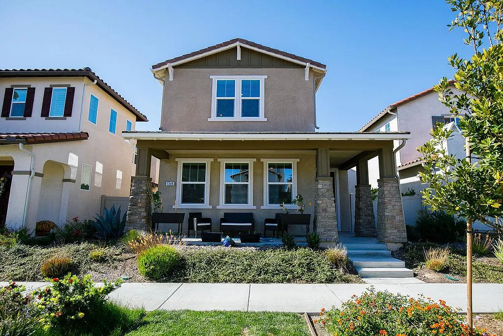 4 bed, 2300 sqft, $5,500 — Photo 1