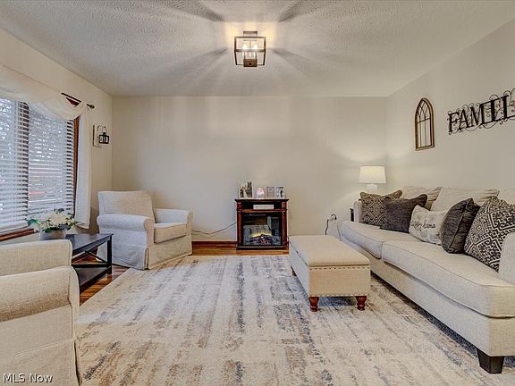 3rd image of 1004 Brewster Ct