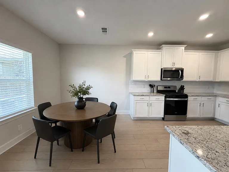 1205 Ginsburg Ln — Photo 5