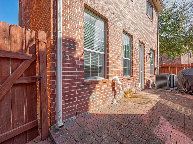 1522 Olive Park — Photo 38