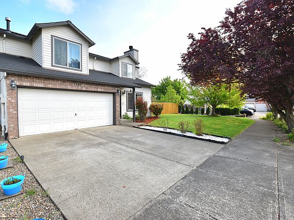 Beautiful front lawn and walking pathway