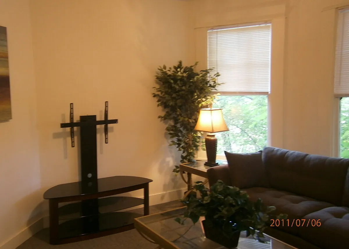 Building Photo - 102 Highland Pl #2