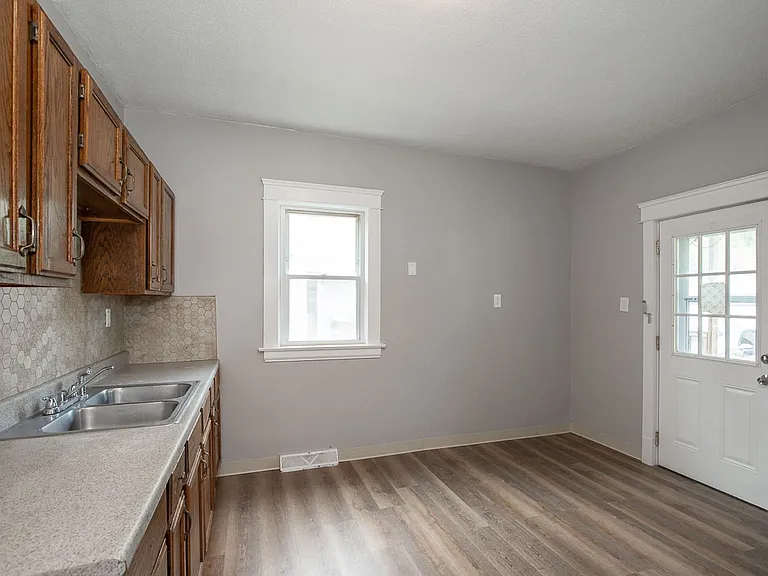 15401 Grovewood Ave — Photo 7