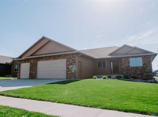 1205 S Kinderhook Ave, Sioux Falls, SD 57106