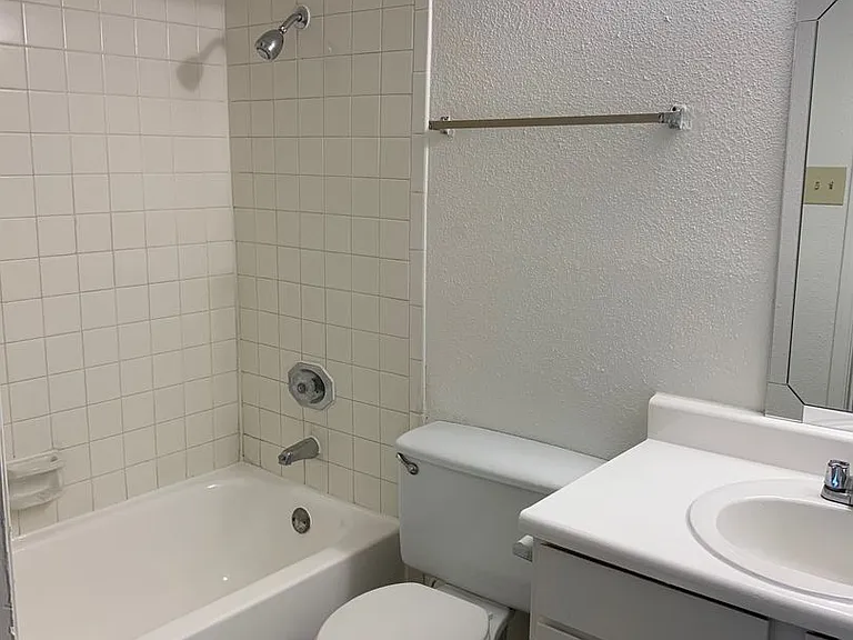 Emerald Cove Apartments — Photo 26