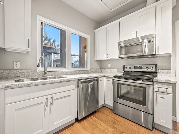 4th image of 2069 SW Park Ave #D