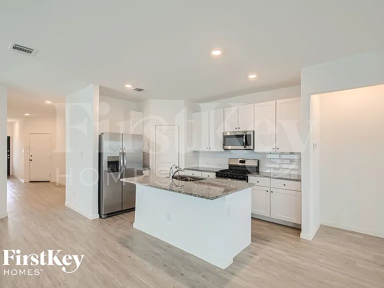 1204 Treehouse Ln — Photo 12