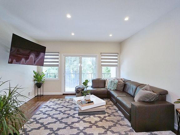 4th image of 15 Crestwater Ct