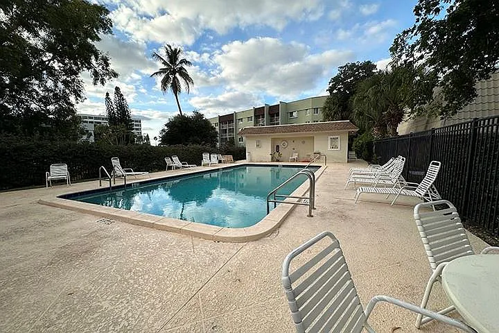 1700 Embassy Dr #504 — Photo 30