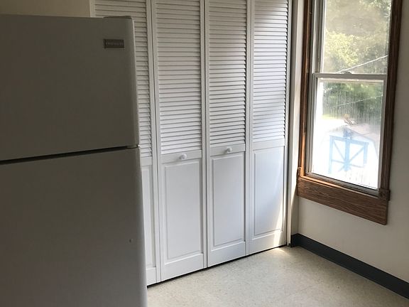 4th image of 409 Rose St