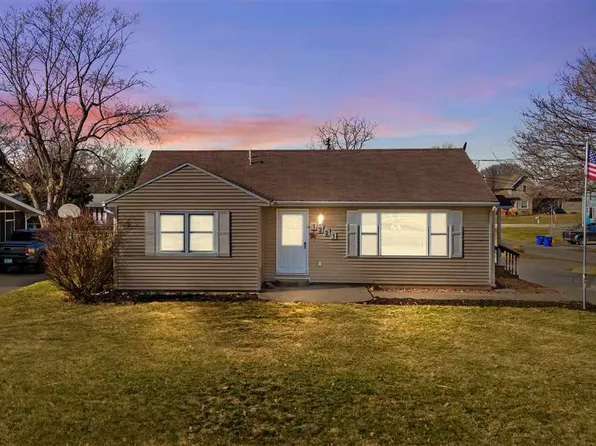 1221 N Iowa Ave, Washington, IA 52353