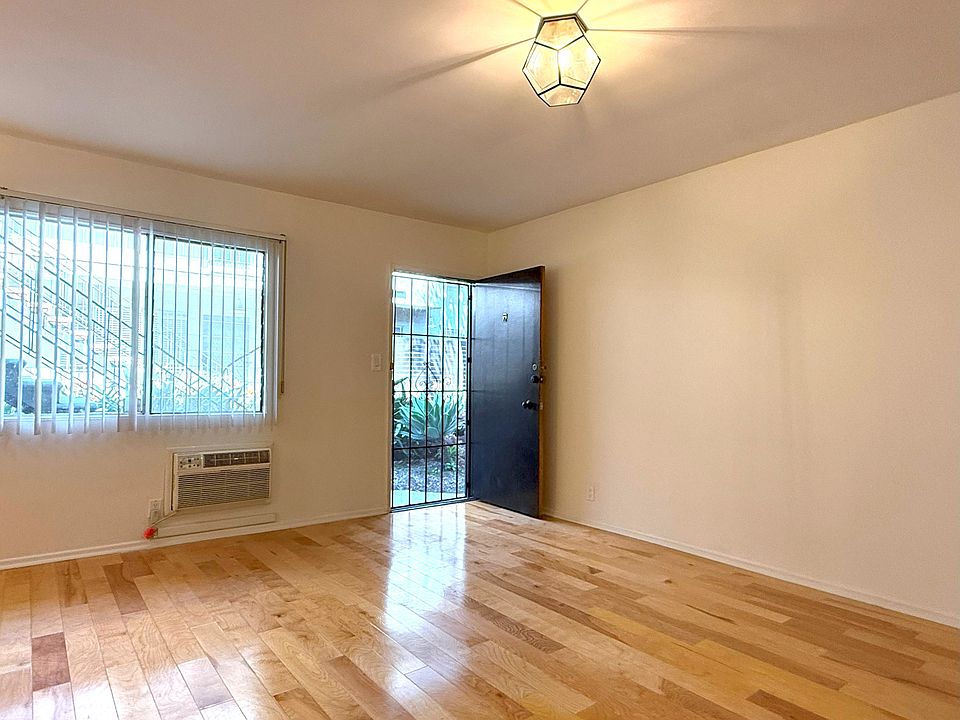 Entrance/living room