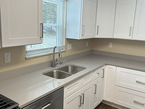 5th image of 926 Harper Rd