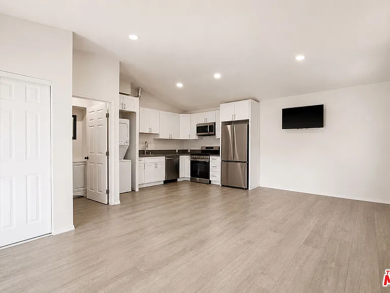 6033 Fallbrook Ave — Photo 18