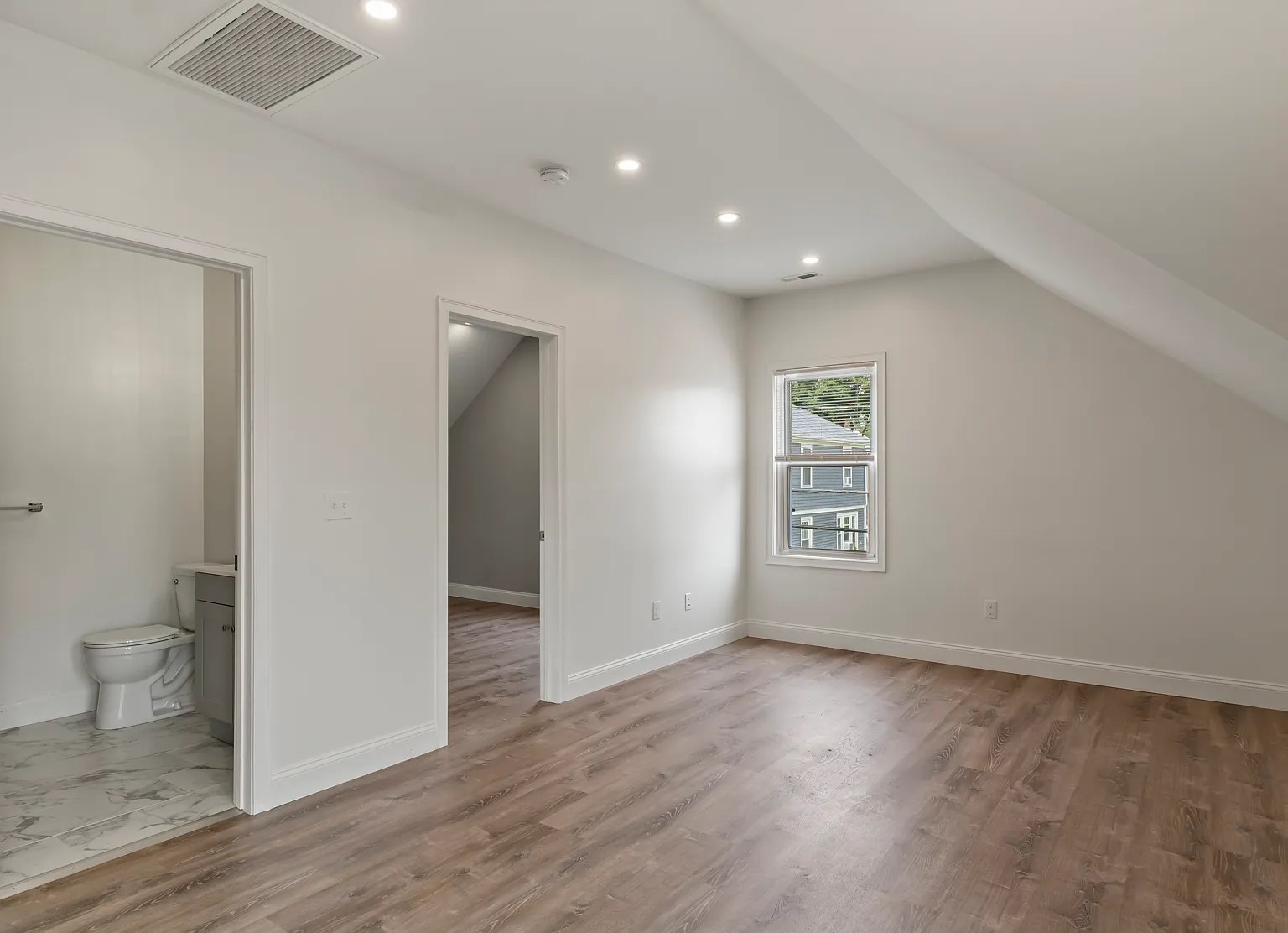 2 bed, 917 sqft, $2,600 — Photo 4
