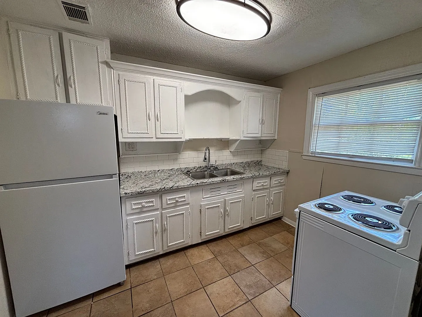 Lovely 4 Bedroom 1 Bath Home! — Photo 2
