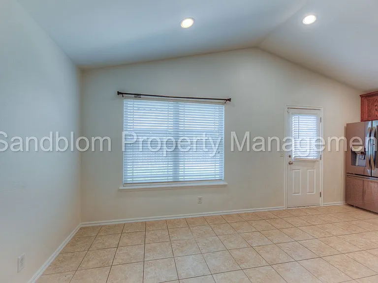 10418 S James St — Photo 7
