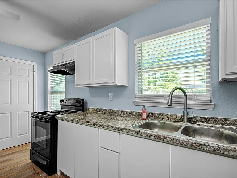 8921 Oak Knoll Ln — Photo 6