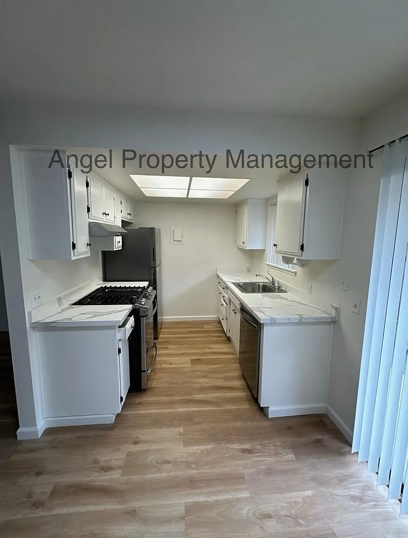 2 bed, 837 sqft, $1,795 — Photo 2
