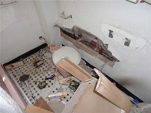 2nd image of 2205 Quincy St S