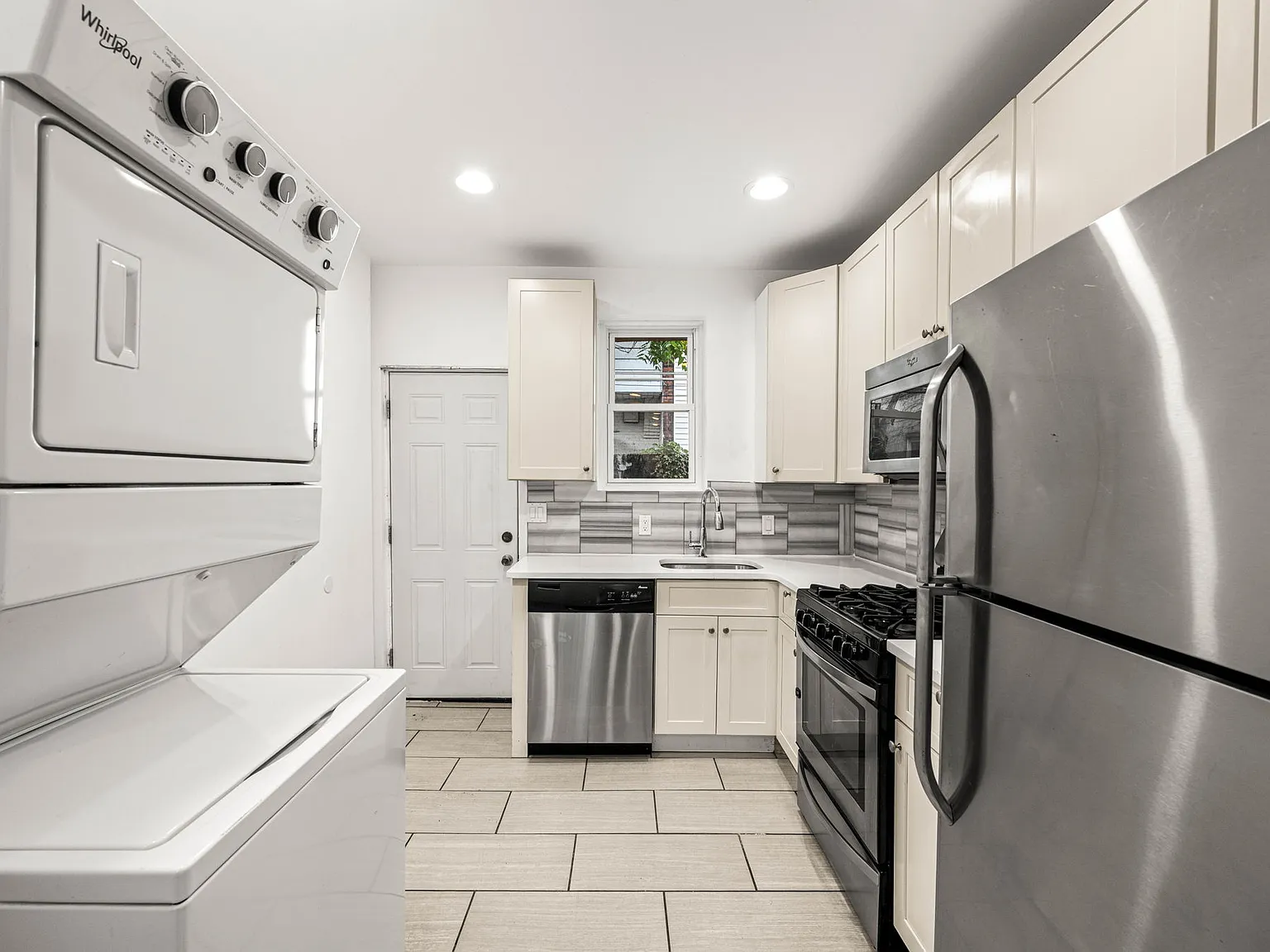 3 bed, 1.5 bath, 1000 sqft, $2,100 — Photo 2