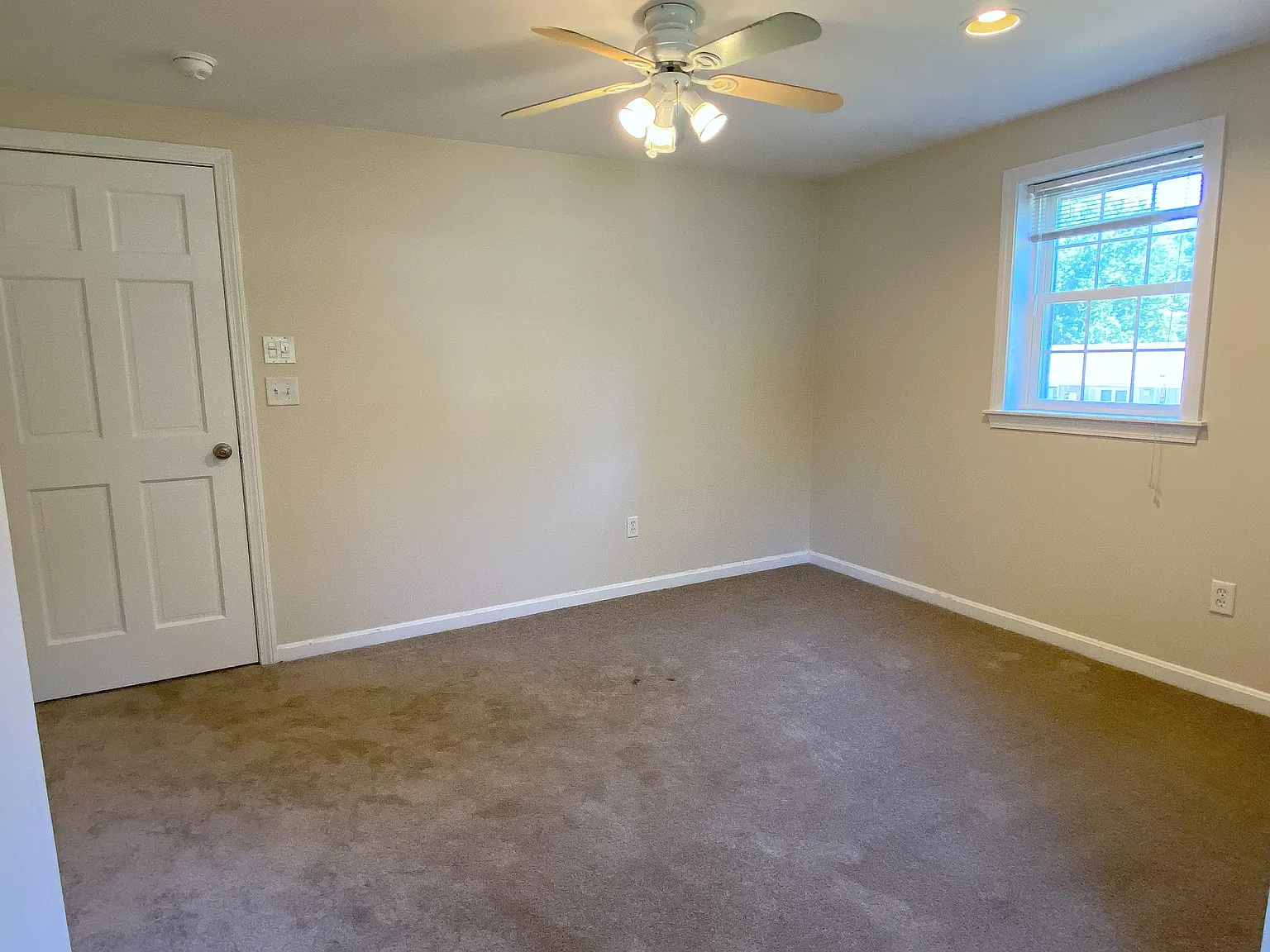 4 bed, 1.5 bath, 2800 sqft, $925 — Photo 4