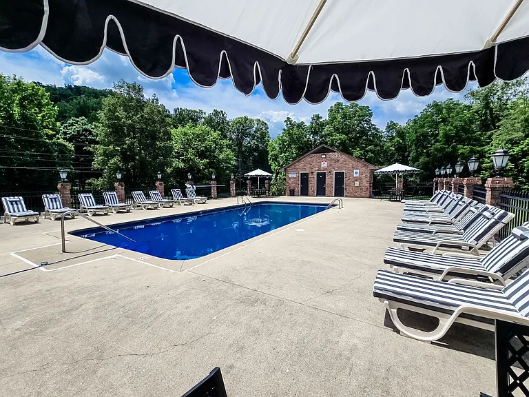 Country Shores Apartments — Photo 16