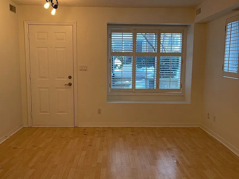 208 Niagara St W #Townhouse 27 — Photo 4