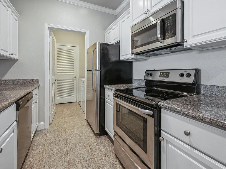 The Versailles Apartment Homes — Photo 36