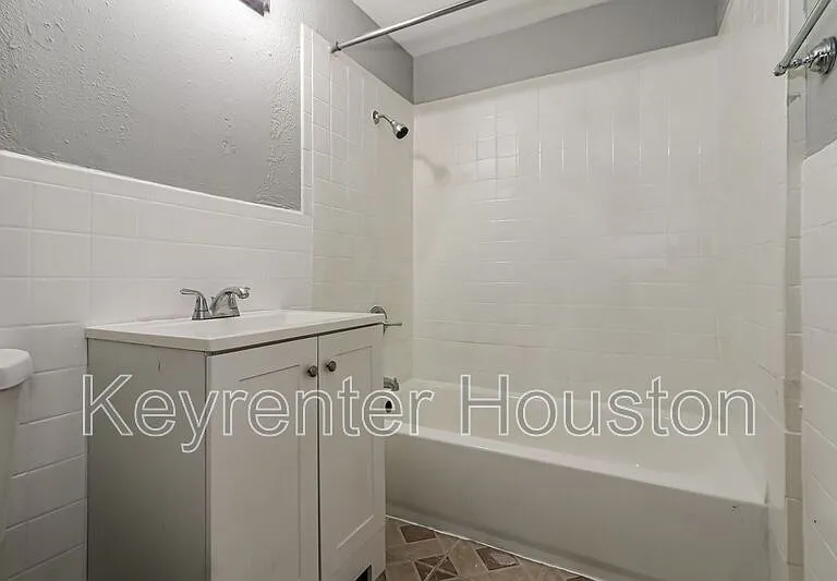 4610 Schroeder St #2 — Photo 10