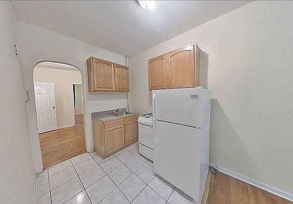4th image of 432 W 38th St APT 2W