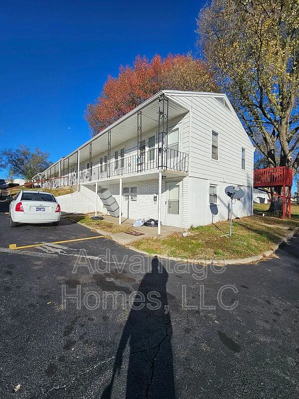 3 bed, 1.0 bath, 1000 sqft, $1,300 — Photo 2