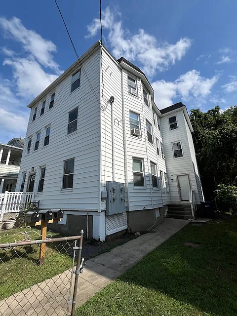 3 bed, 1060 sqft, $1,800 — Photo 2