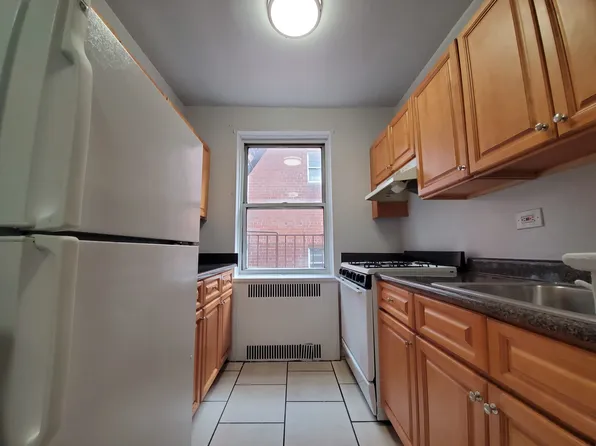 140 Vancortlandt Avenue West image 2 of 6