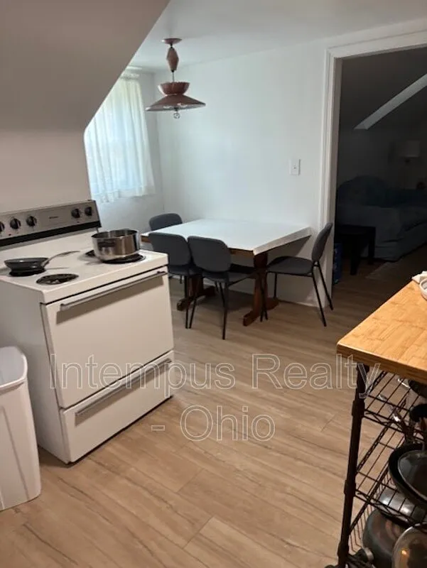 1 bed, 1.0 bath, 2062 sqft, $900 — Photo 3