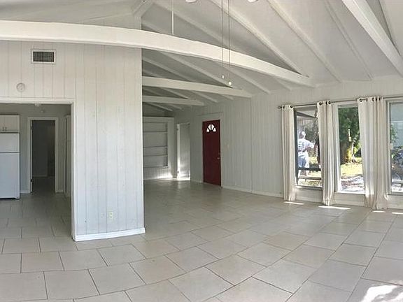 4th image of 653 Avenida Del Norte