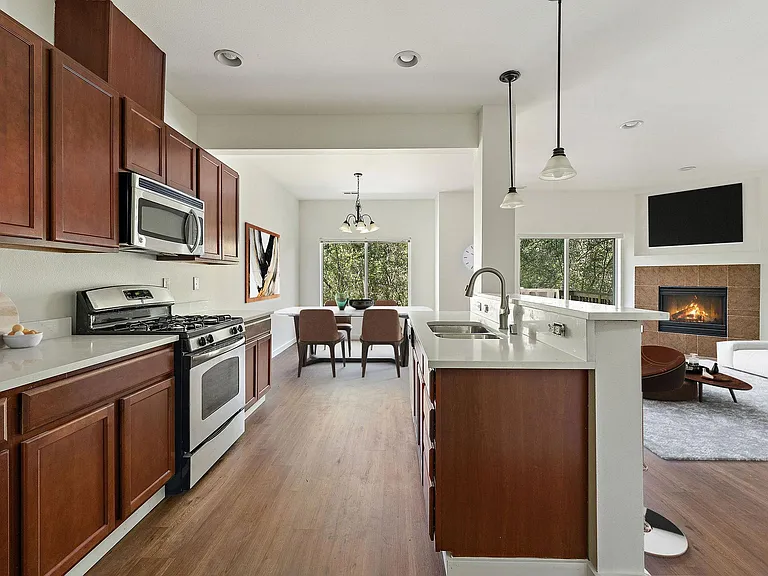 Watertree Place Townhomes — Photo 9