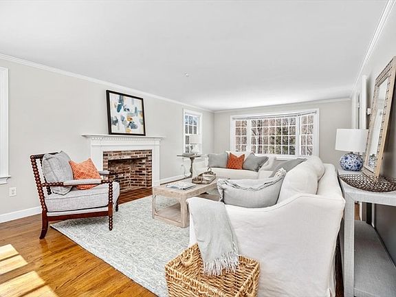 5th image of 11 Berkley Cir