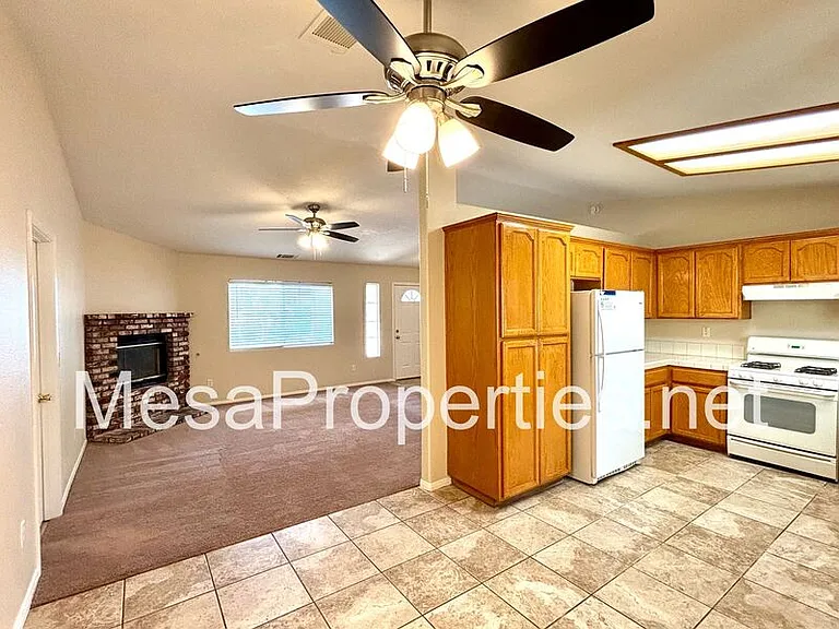 16653 Sholic St — Photo 7
