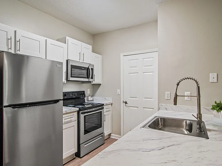 C195580_CreeksideVista_Kitchen_01
